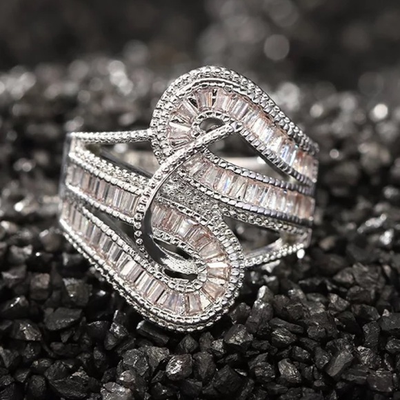 STERLING SILVER DIAMOND RING, CUTE RING, SHINY RING. - Picture 3 of 5